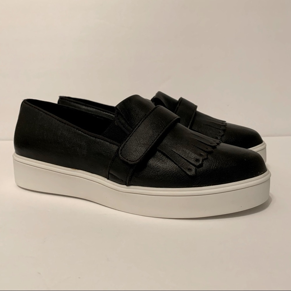 8.5 Jeva black/white loafers
